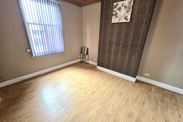 3 Bed Flat for Rent (LE2)