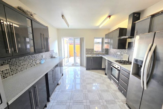 4 Bed Terraced House for Rent (LE5)