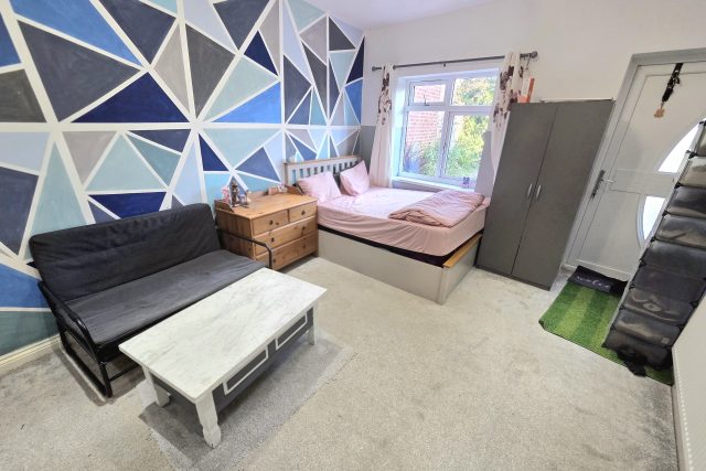1 Bed Studio For Rent (LE5)